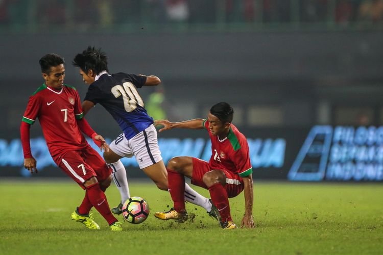 Pemain timnas Indonesia Taufiq (kiri) merebut bola dengan pemain timnas Kamboja di Stadion Patriot Candrabaga, Bekasi, Jawa Barat, Rabu (4/10/2017). Timnas Indonesia menang 3-1 melawan Timnas Kamboja.