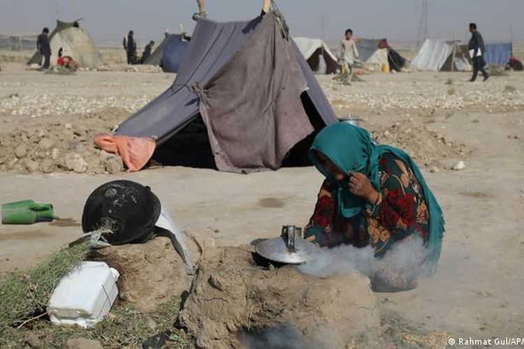 Ribuan orang mengungsi dari rumah mereka saat pasukan Taliban terlibat konflik dengan pasukan pemerintah Afganistan di pinggiran kota Mazar-e-Sharif, utara Afganistan. Foto diambil tanggal 8 Juli 2021