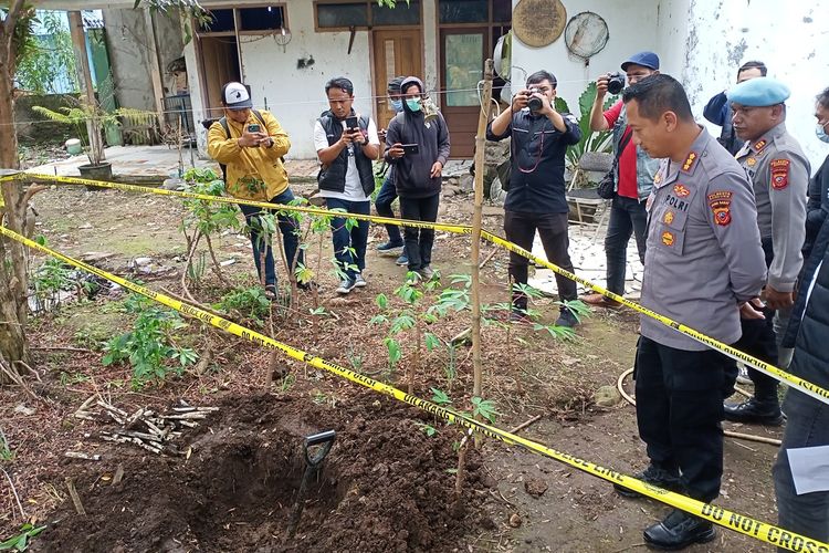 Kapolresta Bandung Kombes Pol Kusworo Wibowo saat meninjau lokasi penanaman pohon ganja oleh warga Banjaran dengan inisial UR alias Jegoh (50) pada Selasa (28/3/2023)