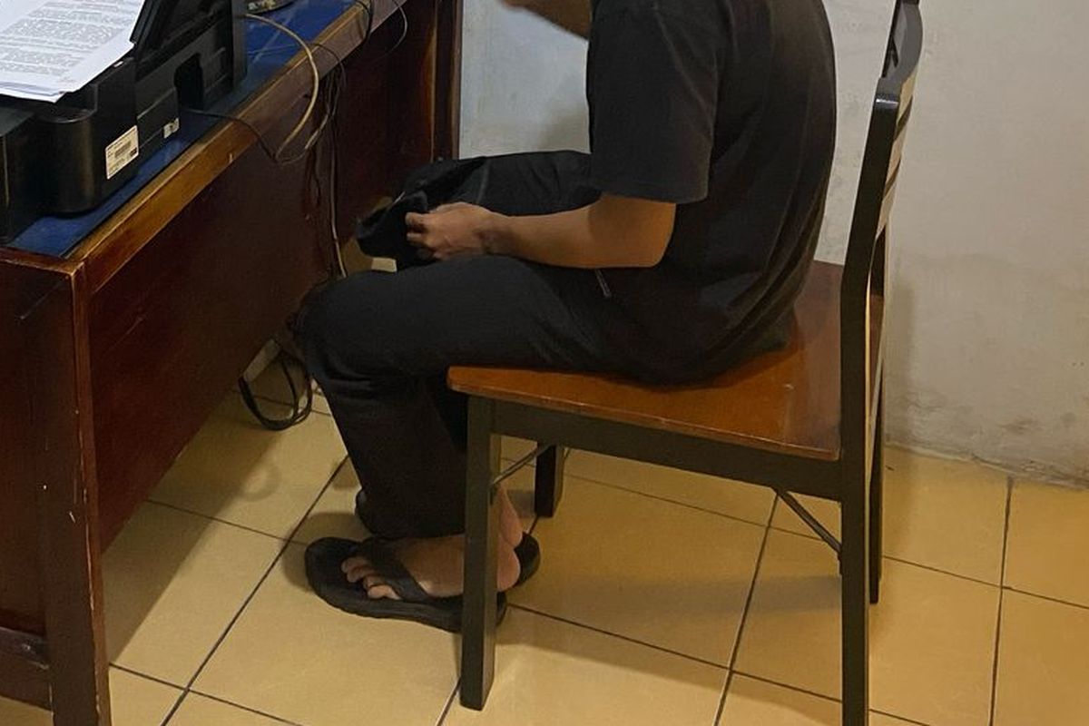 Salah satu dari empat penyulut pesta petasan saat lebaran di Kota Pasuruan saat menjalani pemeriksaan di Polres Pasuruan.