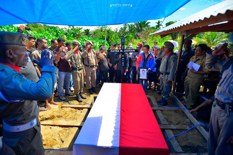 Proses pemakaman Mantri Patra di Wasior, Papua Barat, Senin (24/6/2019).