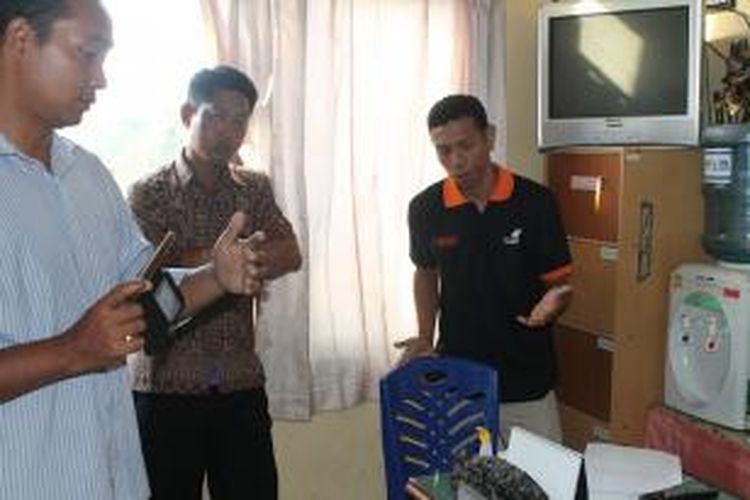 Ketua DPD I HTI Nusa Tenggara Timur, Syaid dan (tengah) dan Ketua DPD II Kota Kupang, Suryadi (kanan baju hitam), usai menandatangani surat pernyataan di ruang Unit Intelkam Polres Kupang Kota
