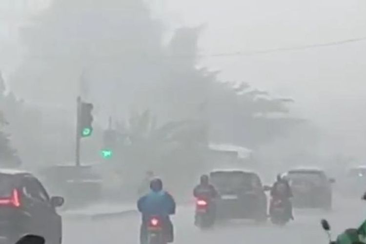 Sejumlah kendaraan bermotor melintas di tengah guyuran hujan deras disertai angin kencang di kawasan Jalan Inspeksi Kalimalang Pondok Bambu, Kecamatan Duren Sawit, Jakarta Timur, Kamis (4/5/2023). 