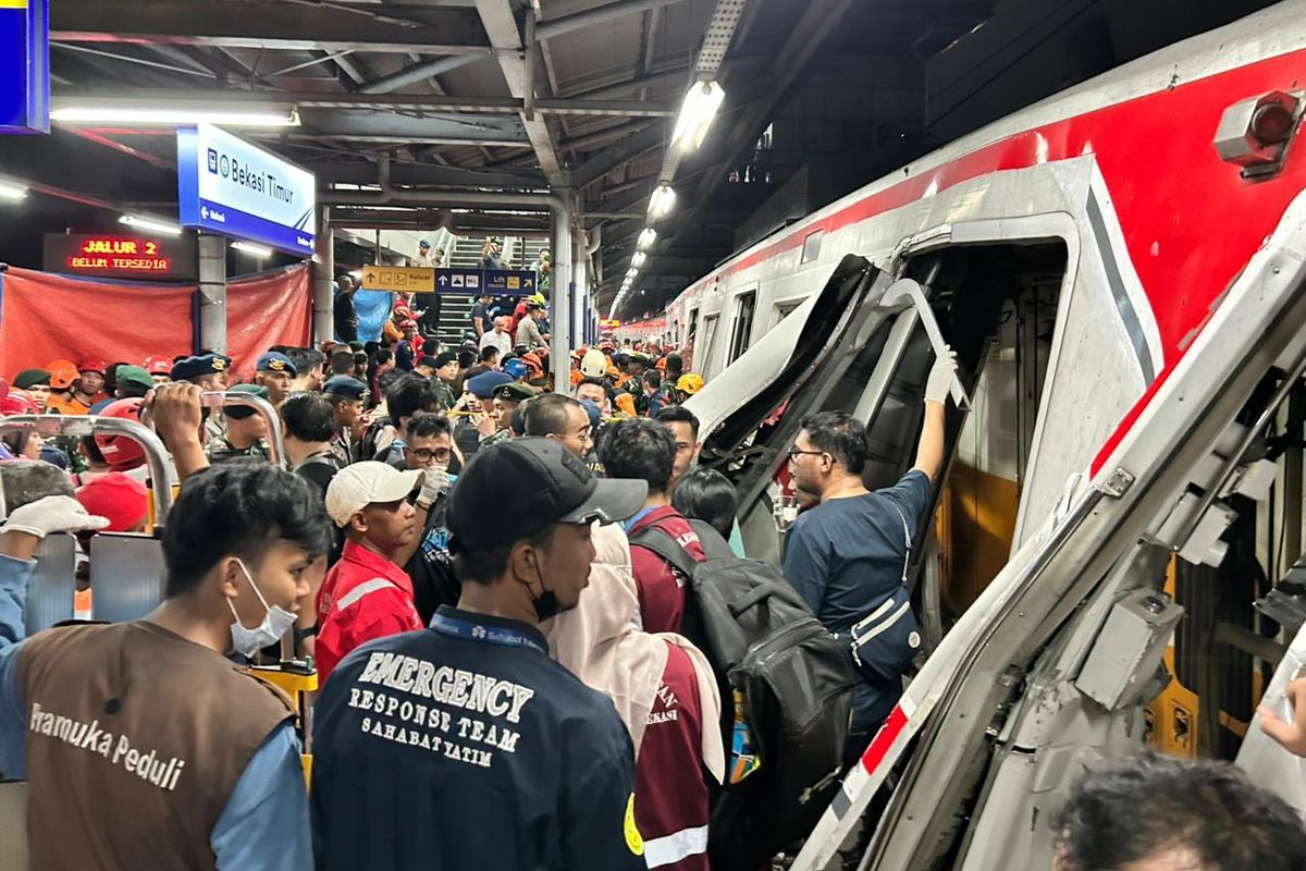 Proses evakuasi penumpang KRL Commuter Line di sekitar Stasiun Bekasi Timur, Senin (27/4/2026) malam, pascainsiden yang melibatkan KA Argo Bromo Anggrek dan KRL relasi Bekasi?Jakarta. 