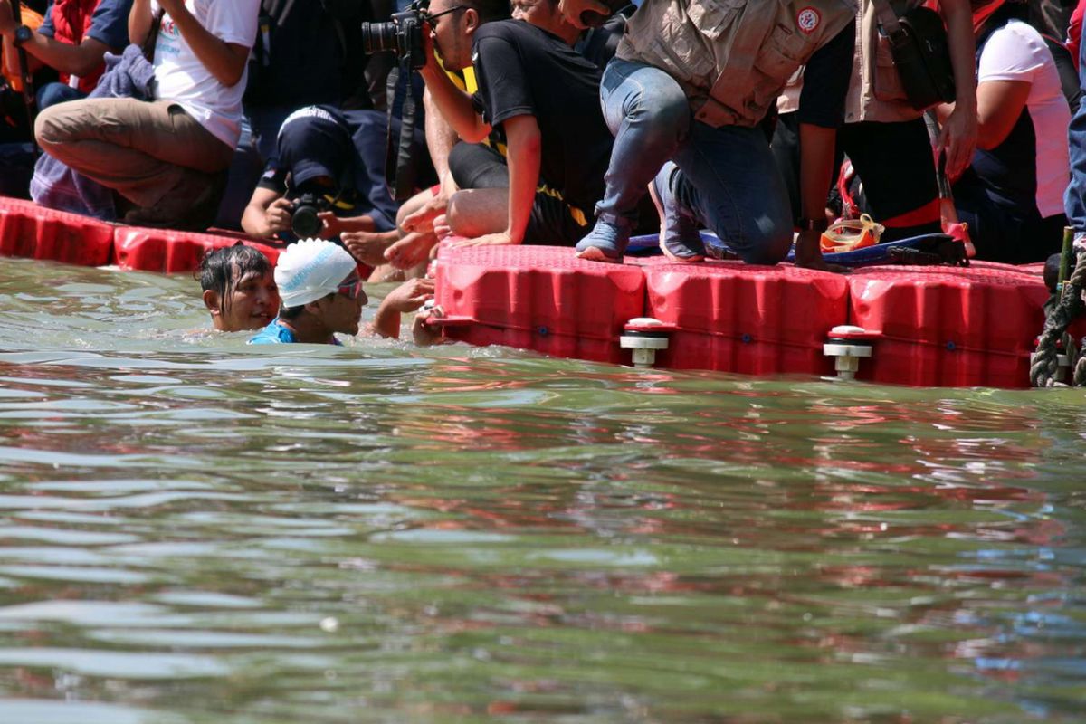 Wakil Gubernur DKI Jakarta Sandiaga Uno usai adu cepat melawan Menteri Kelautan dan Perikanan Susi Pudjiastuti di Danau Sunter, Jakarta Utara, Minggu (25/02/2018). Festival tersebut diadakan untuk menjawab tantangan Menteri Kelautan dan Perikanan Susi Pudjiastuti agar Gubernur DKI Jakarta Anies Baswedan dan Sandiaga menjadikan Danau Sunter seperti di Geneva, Swiss.