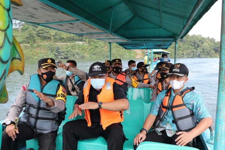 Kebumen Police Chief, Grand Commissioner Adjutant Piter Yanottama carried out a patrol to Jembangan Wisata Alam (JWA), Poncowarno District, Kebumen, Central Java, Tuesday, May 18.