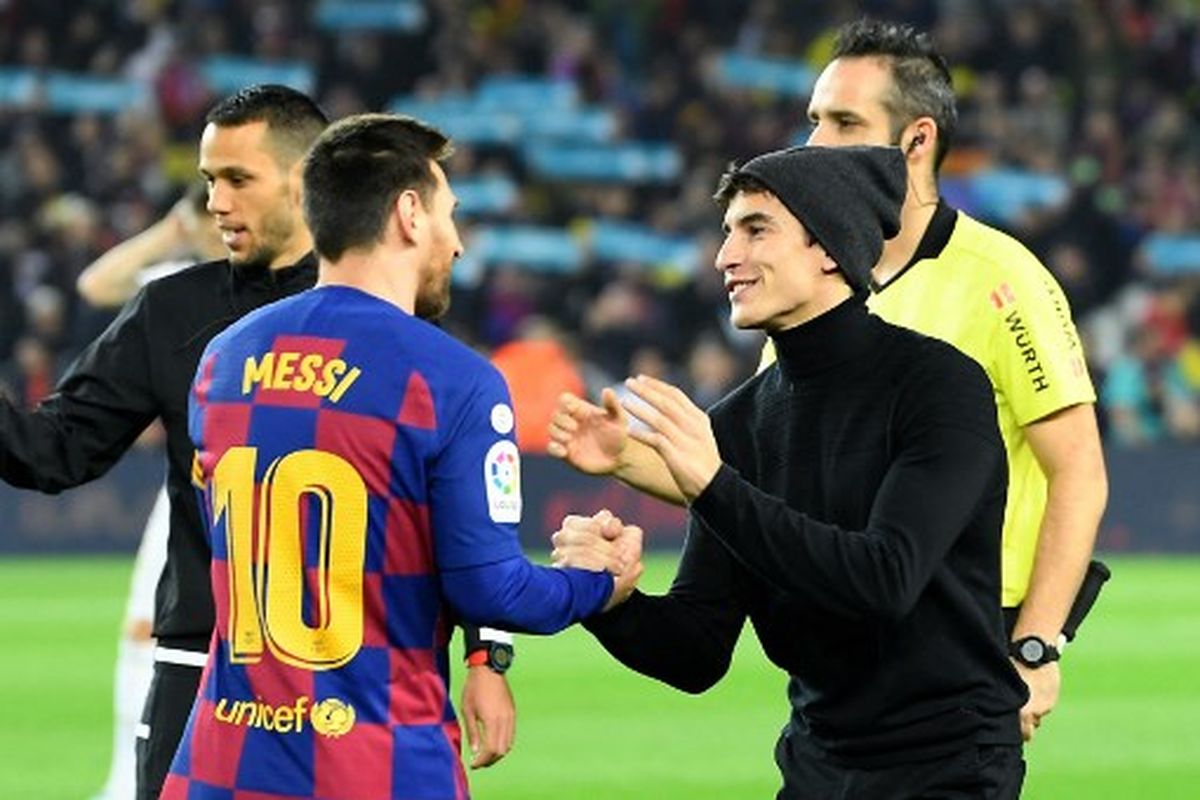 Lionel Messi (kiri) dan Marc Marquez (kanan) bersalaman menjelang laga Barcelona vs Real Madrid di Stadion Camp Nou pada 18 Desember 2019.
