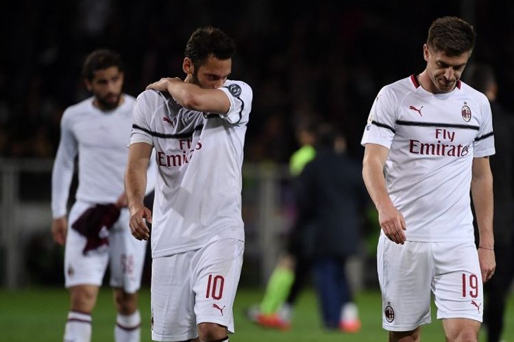 Hakan Calhanoglu dan Krzysztof Piatek tampak kecewa seusai timnya mengalami kekalahan pada laga Torino vs AC Milan dalam lanjutan Liga Italia di Stadion Olimpico Turin, 28 April 2019. 