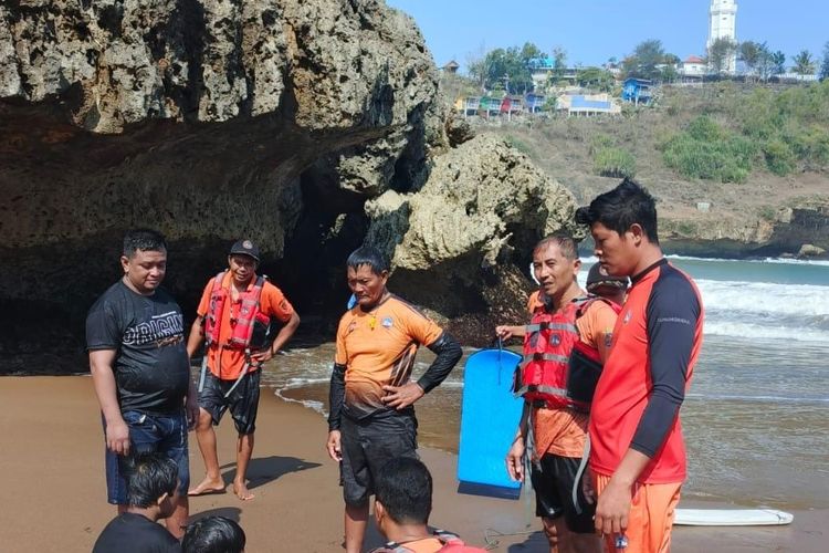Terseret Ombak Pantai Baron, 2 Remaja Berhasil Diselamatkan Petugas