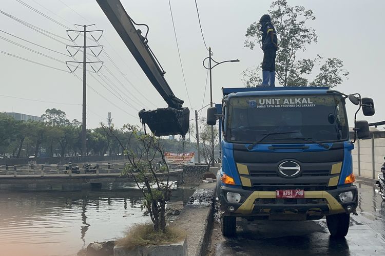 Pengerukan Kali Mookervart Saja Tak Cukup, 