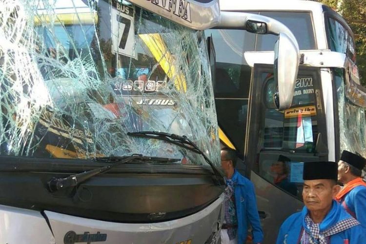 Empat dari sembilan bus yang membawa jamaah calon haji asal Brebes mengalami tabrakan beruntun di jalan raya Salatiga-Boyolali, tepatnya di Karangduren, Kecamatan Tengaran, Kabupaten Semarang, Sabtu (12/8/2017) pagi.