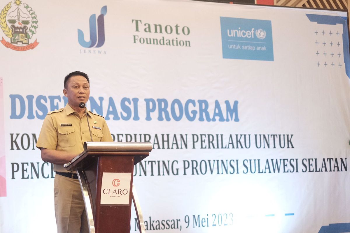 Penjabat (Pj) Sekretaris Daerah (Sekda) Provinsi Sulawesi Selatan (Sulsel) Andi Darmawan Bintang saat mewakili Gubernur Sulsel Andi Sudirman Sulaiman dalam acara pelaksanaan Diseminasi Program Komunikasi Perubahan Perilaku (KPP) untuk Pencegahan Stunting Sulsel di Hotel Claro Makassar, Selasa (8/5/2023).
