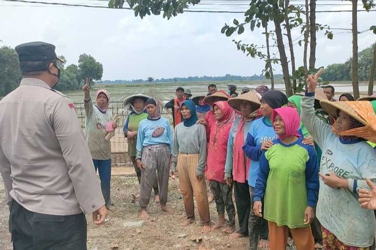 Kapolsek Cikampel Kompol Ahmad Mulyana beserta jajaran secara persuasif membujuk buruh tani di Karawang agar mau divaksinasi, Rabu (8/12/2021).