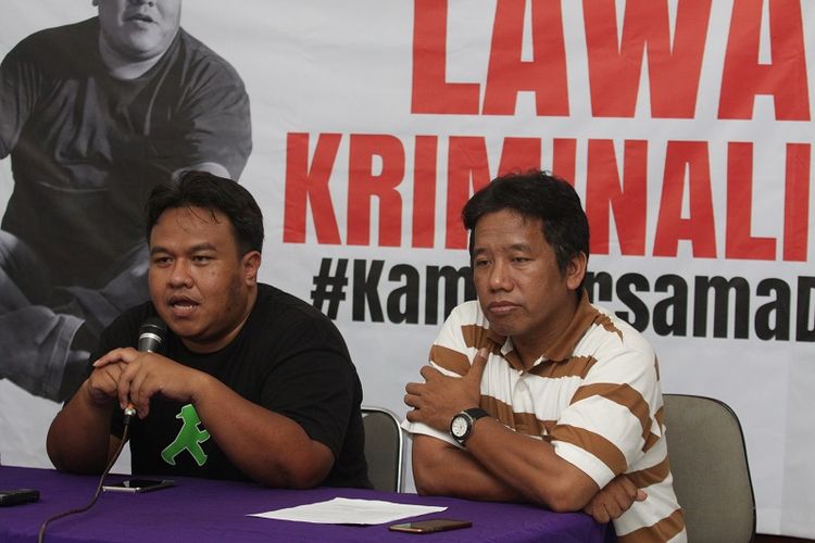 Anggota Majelis Pertimbangan Aliansi Jurnalis Independen (AJI) Dandhy Dwi Laksono (kiri) didampingi Ketua AJI Suwarjono (kanan) memberikan keterangan kepada wartawan terkait pelaporan Dewan Pimpinan Daerah Relawan Perjuangan (Repdem) Jawa Timur, Minggu (17/9/2017).