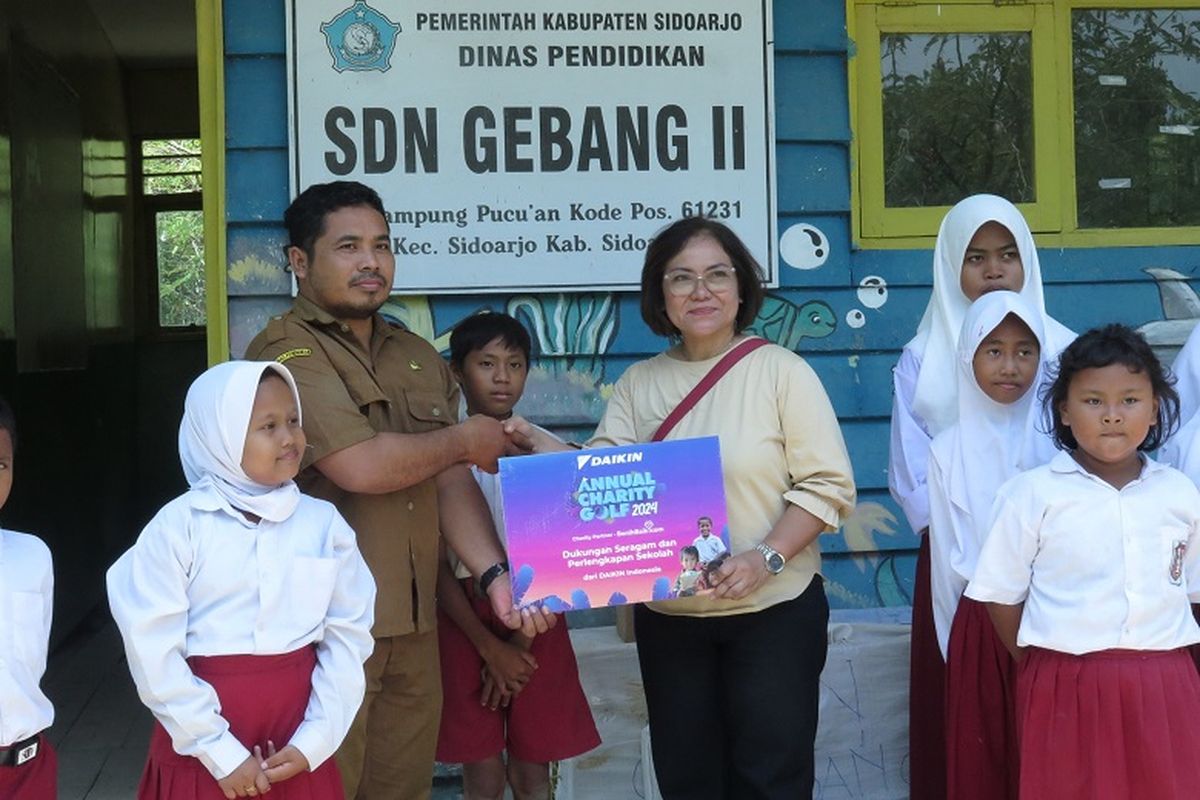 PT Daikin Airconditioning Indonesia mendukung penyediaan sejumlah paket seragam dan perlengkapan bagi siswa sekolah di SDN Gebang II, Sidoarjo, Jawa Timur. 