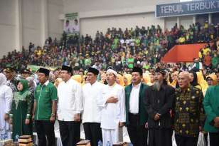 Ketua DPD Partai Golkar Jawa Barat Dedi Mulyadi, dan Ketua Umum DPP PPP Romahurmuzzy, berada di Kota Tasikmalaya dalam acara deklarasi pasangan calon partainya pada Sabtu (13/8/2016). 