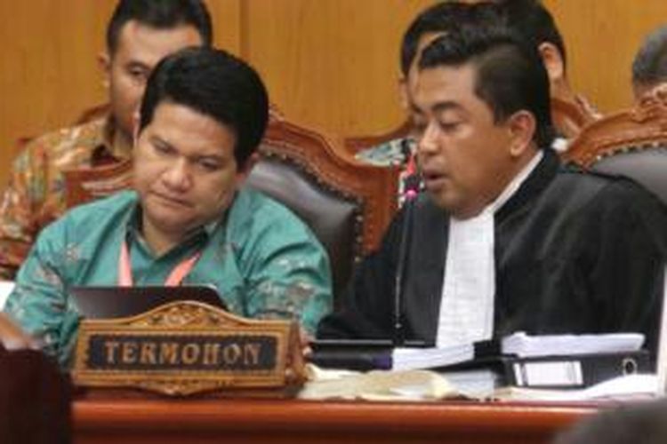 Ketua Komisi Pemilihan Umum Husni Kamil Manik (kiri) bersama tim kuasa hukum KPU mengikuti sidang perselisihan hasil pemilu presiden dan wakil presiden di Gedung Mahkamah Konstitusi, Jumat (8/8/2014).