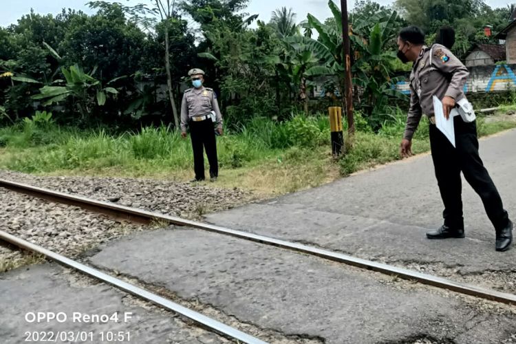 Lokasi kecelakaan yang menewaskan YKD, remaja perempuan 19 tahun, setelah menabrak kereta api yang sedang melaju di perlintasan tanpa palang pintu di Kecamatan Garum, Kabupaten Blitar, Selasa (1/3/2022)