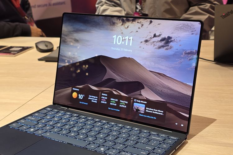 Profil laptop Lenovo Yoga Slim 9i dengan bezel layar yang tipis.