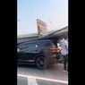 Video Viral, Fortuner Tertimpa Truk Pengangkut Besi di Tol Dalkot