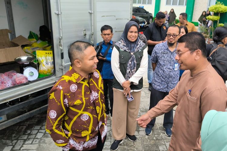 Gubernur Riau Abdul Wahid saat meninjau operasi pasar murah di Jalan KH Ahmad Dahlan, Pekanbaru, Kamis (9/10/2025).