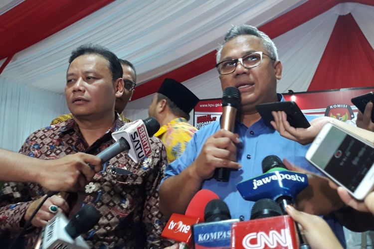 Ketua Bawaslu Abhan dan Ketua KPU Arief Budiman di kantor KPU, Menteng, Jakarta Pusat, Jumat (26/4/2019).