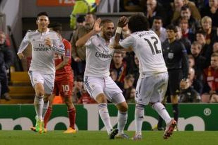 Para pemain Real Madrid merayakan gol ke gawang Liverpool pada laga Liga Champions di Stadion Anfield, Liverpool, Rabu (22/10/2014).