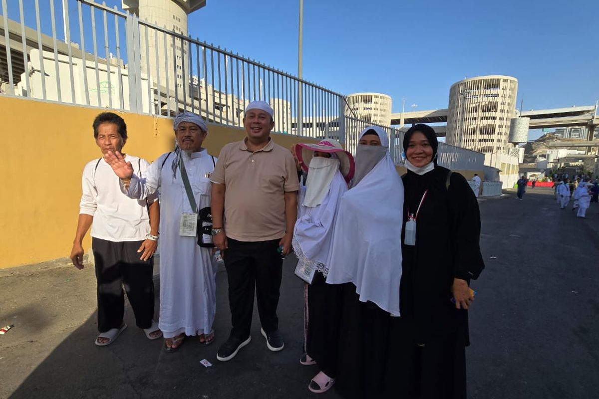 Ketua Timwas Haji DPR RI Cucun Ahmad Syamsurijal bersama Jemaah Haji Indonesia usai melempar jumroh aqobah di Mina, Makkah, Arab Saudi, beberapa waktu lalu. 