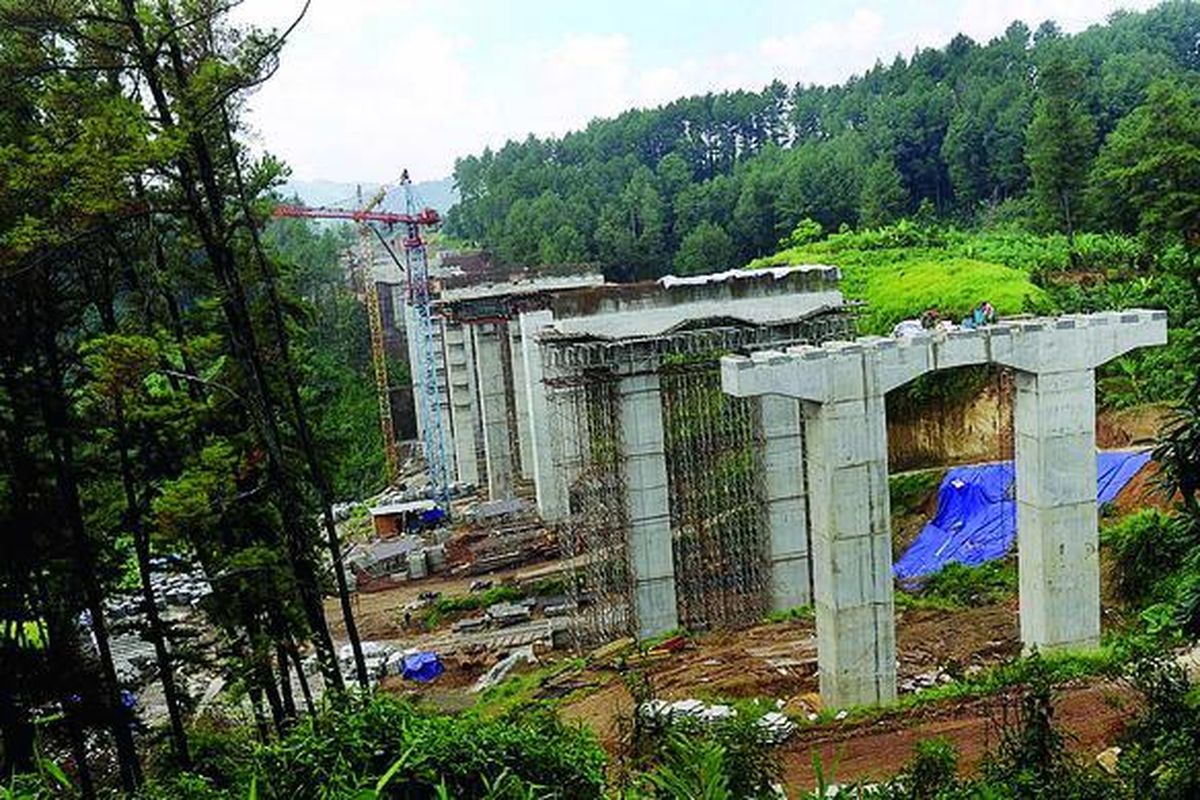 Pengerjaan jembatan setinggi 50 meter sebagai rangkaian pembangunan seksi I ruas jalan tol Semarang-Ungaran paket Gedawang-Penggaron dilakukan di Kecamatan Ungaran Timur, Kabupaten Semarang, Selasa (13/4/2010). Pengerjaan ruas jalan tol itu terkendala cuaca sehingga tanah ambles dan mengganggu proses pengerasan. Jalan tol Semarang-Ungaran akan diuji coba pada Juli dan dijadwalkan beroperasi pada Agustus 2010. Namun tampaknya akan molor lagi