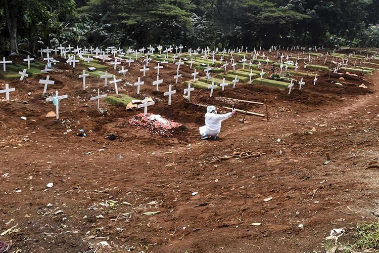 Kerabat dan keluarga jenazah kasus COVID-19 mengunjungi pemakaman di TPU Pondok Ranggon, Jakarta, Minggu (26/4/2020). Gubernur DKI Jakarta Anies Baswedan mengatakan, selama penerapan pembatasan sosial berskala besar (PSBB) sejak 10-23 April, tren pemakaman yang menggunakan prosedur tetap (protap) COVID-19 cenderung menurun, di mana sebelumnya mencapai 50 orang yang meninggal per hari kini 40-30 orang per hari.