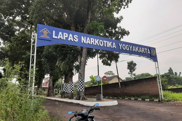 Gapura depan menuju ke Lapas Narkotika kelas II A Yogyakarta yang berada di Kecamatan Pakem, Kabupaten Sleman.