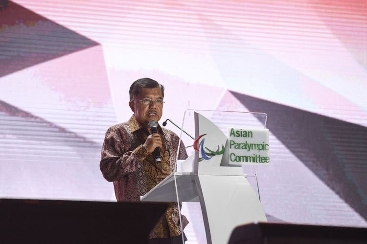 Wakil Presiden Jusuf Kalla menyampaikan pidato pada upacara Penutupan Asian Para Games 2018 di Stadion Madya GBK, Jakarta, Sabtu (13/10). ANTARA FOTO/Dhemas Reviyanto/kye/18