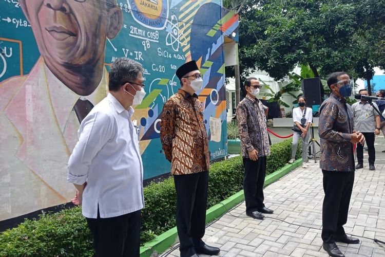 Mendikbud Nadiem Makarim saat di acara vaksinasi guru dan tenaga kependidikan di SMAN 70, Jakarta.