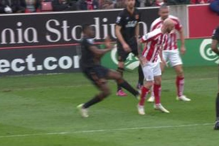 Pemain Hull City, Maynor Figueroa (kiri), menekel keras gelandang Stoke City, Stephan Ireland, pada laga Premier League di Britannia, Stoke, Sabtu (28/2/2015).