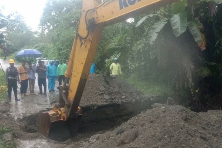 Petugas Balai Pelaksana Jalan Wilayah Maluku memperbaiki jalan Lintas Seram yang ambles akibat diguyur hujan, Kamis (28/7/2022)