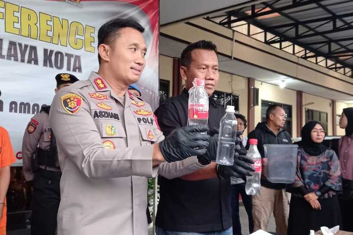 Kepala Polresta Tasikmalaya AKBP Aszhari Kurniawan merilis pengungkapan kasus 2 pemuda tewas akibat miras oplosan di Manonjaya, Tasikmalaya, Jawa Barat, Rabu (1/2/2023).