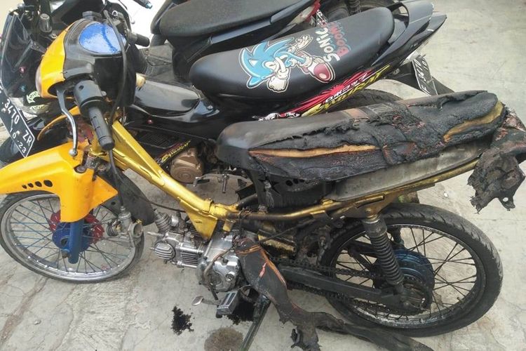 Barang bukti sepeda motor yang dibakar pemiliknya saat diberhentikan polisi, Sabtu (14/09/2019) petang telah diamankan di halaman Polsek Ciranjang, Cianjur, Jawa Barat.