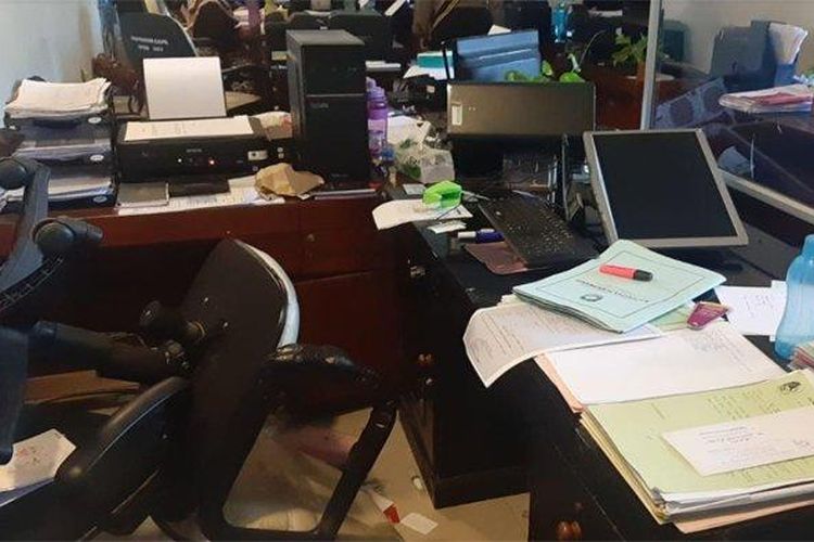 Meja kantor Dispendukcapil Banyuwangi berserakan setelah seorang ASN ngamuk karena gagal mengurus perubahan nama di KTP.