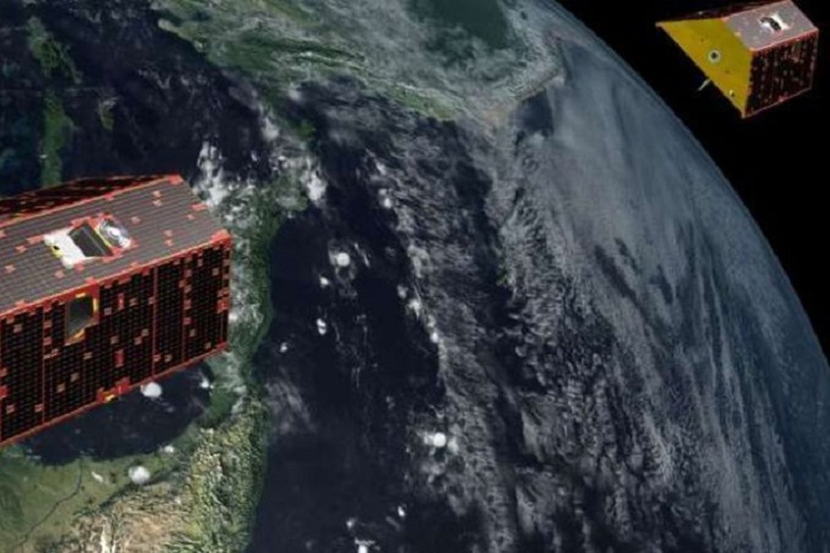 GRACE bekerja dengan mengukur jarak antara dua satelit seiring mereka bertukar kecepatan karena perubahan menit dalam gravitasi