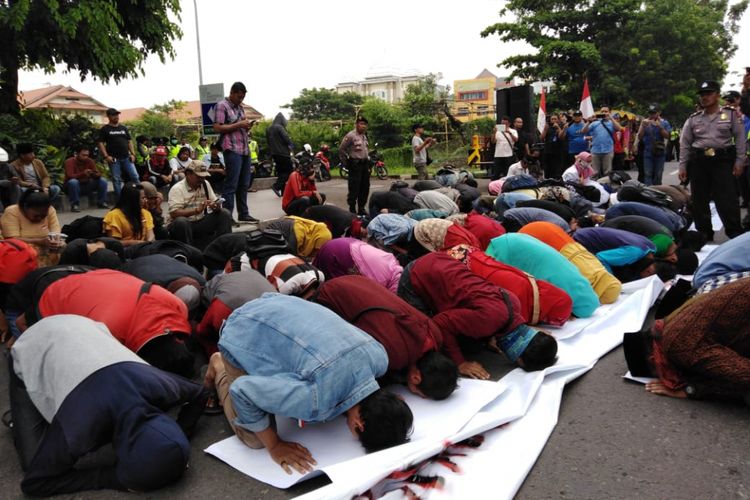 Massa aksi melakukan sujud di depan kantor Konjen Australia di Surabaya, Jumat (30/11/2018)
