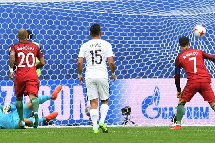 Penyerang timnas Portugal, Cristiano Ronaldo (kanan), mencetak gol dari titik penalti saat melawan Selandia Baru pada pertandingan penyisihan Grup A Piala Konfederasi di Stadion Saint Petersburg, Saint Petersburg, Sabtu (24/6/2017).