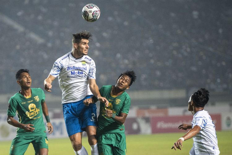 Pesepak bola Persib Bandung Nick Kuipers (kedua kiri) berebut bola di udara dengan pesepak bola Persebaya Surabaya Supriadi (kedua kanan) saat pertandingan Group C Piala Presiden 2022 di Stadion Gelora Bandung Lautan Api, Bandung, Jawa Barat, Jumat (17/6/2022). ANTARA FOTO/M Agung Rajasa/wsj.