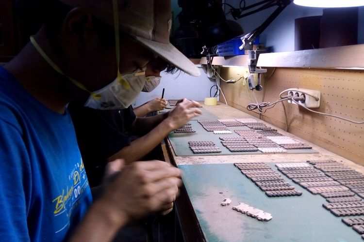 Perajin dari Matoa Indonesia menggarap bagian untuk pergelangan tangan jam tangan dari kayu di rumah produksi Matoa Indonesia di Bandung, Rabu (4/9/2019). 

Pada 2019, Matoa Indonesia meluncurkan jam tangan Matoa Singo dengan fitur tahan air. 

Sejak 2011, Matoa Indonesia sudah menjual ke publik koleksi jam tangan dari kayu bertajuk antara lain Matoa Rote, Matoa Gili, Matoa Tomia, Matoa Mori, Matoa Way Kambas, Matoa Rakai dan lain-lain. 