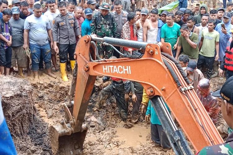 PENCARIAN: Kondisi wilayah terdampak tanah longsor dan proses pencarian oleh tim gabungan di Desa Harang Julu, Kecamatan Ulu Sosa, Kabupaten Padang Lawas, Provinsi Sumatera Utara, Sabtu (23/11/2024)