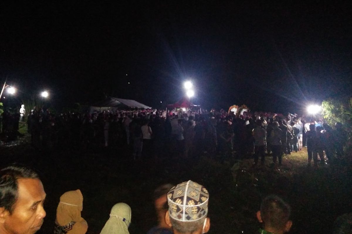 Prosesi pemakaman Praka Marinir (Anumerta) Dwi Miftahul Ahyar yang dilakukan secara militer di Tempat Pemakaman Umum (TPU) Kelurahan/Kecamatan Babat, Lamongan, Jawa Timur, Minggu (24/4/2022) malam.