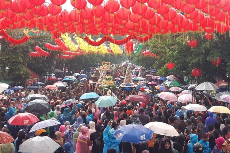 Suasana karnaval budaya Grebeg Sudiro dan pembagian kue keranjang di depan Pasar Gede Solo, Jawa Tengah, Minggu (4/2/2024).