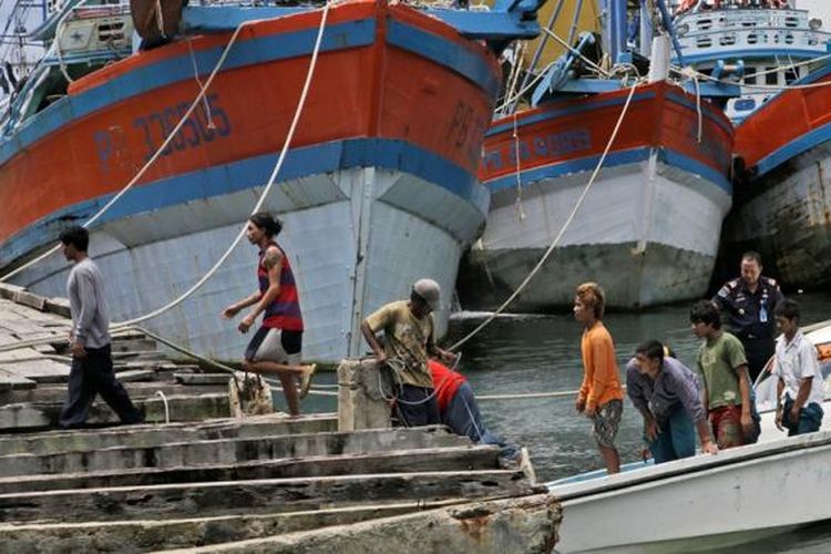 Anak buah kapal dari Myanmar, Jumat (3/4/2015) dievakuasi dari perusahaan perikanan Pusaka Benjina Resources di Benjina, Kepualauan Aru, Maluku, yang ditengarai menjadi korban praktik perbudakan.