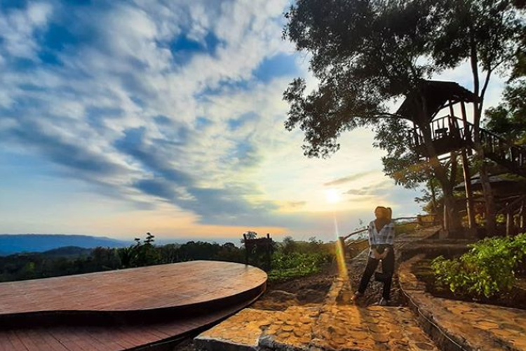 Tempat ngopi dengan pemandangan perbukitan indah bernama Kedai Kopi Natadamar di Yogyakarta.