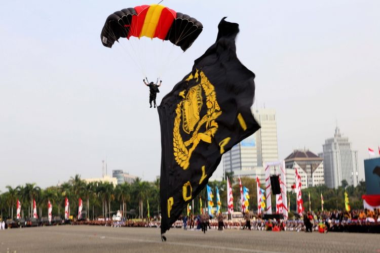 Personel Polri unjuk kebolehan melalui berbagai atraksi tari kolosal dan aksi terjun payung di Lapangan Silang Monas, Jakarta Pusat, Senin (10/7/2017). Upacara peringatan hari ulang tahun ke-71 Bhayangkara melibatkan 2.408 personel gabungan dari Polri, TNI, instansi terkait, hingga organisasi Pramuka. 