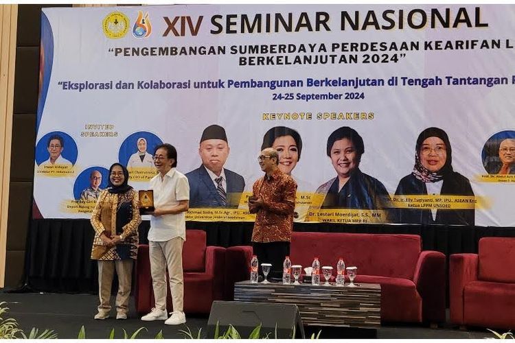Pemberian plakat sebagai apresiasi kepada Direktur Sido Muncul Irwan Hidayat yang menjadi pembicara dalam seminar nasional bertajuk Pengembangan Masyarakat Pedesaan Kearifan Lokal Berkelanjutan 2024 di Universitas Jenderal Soedirman (Unsoed) Purwokerto, Jawa Tengah, Selasa (24/92/2024)